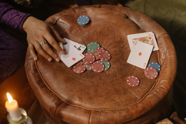 What are the major differences between Land-Based and Poker Online